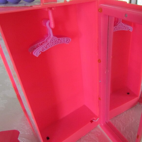 BARBIE CLOSET CARRYING CASE, 2 MIRRORS, HANGERS on ROD, DRAWER + VANITY TABLE - Picture 6 of 6